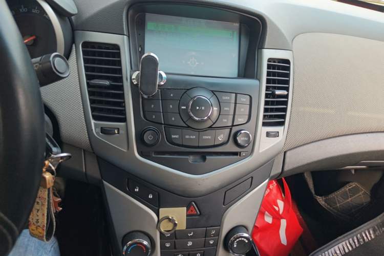 Used Chevrolet Cruze 2013 1.6L SE MT Audio And AC Panel