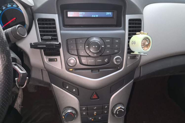 Used Chevrolet Cruze 2013 1.6L SL Sunroof Edition MT Audio And AC Panel