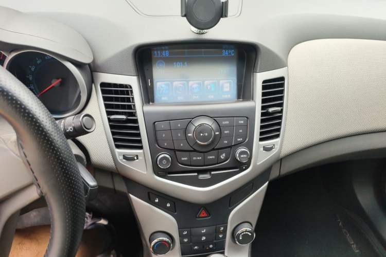 Used Chevrolet Cruze 2013 1.8L SE AT Audio And AC Panel