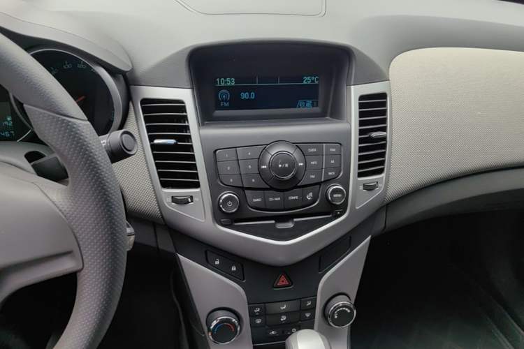 Used Chevrolet Cruze 2013 1.8L SE AT Audio And AC Panel