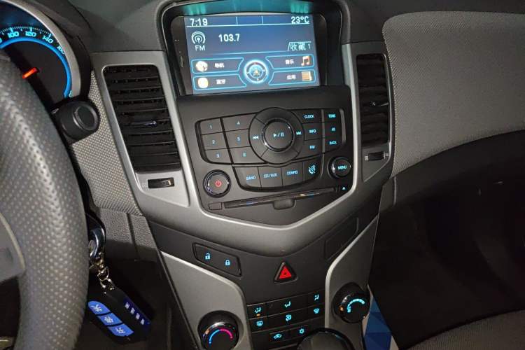 Used Chevrolet Cruze 2013 1.6L SE AT Audio And AC Panel