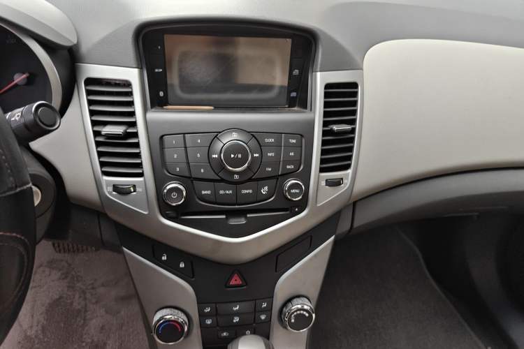 Used Chevrolet Cruze 2013 1.6L SL Grand Edition Automatic Audio And AC Panel
