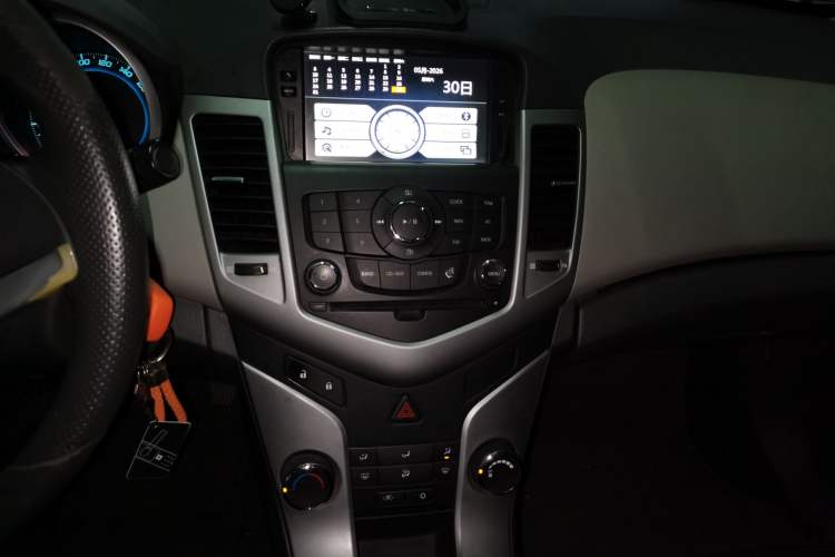 Used Chevrolet Cruze 2013 1.6L SL Sunroof Edition MT Audio And AC Panel