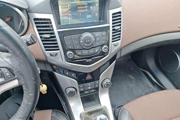 Used Chevrolet Cruze 2013 Hatchback 1.6L Manual Luxury Model Audio And AC Panel