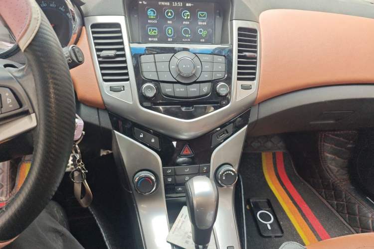 Used Chevrolet Cruze 2013 Hatchback 1.6T Automatic Flagship Model Audio And AC Panel