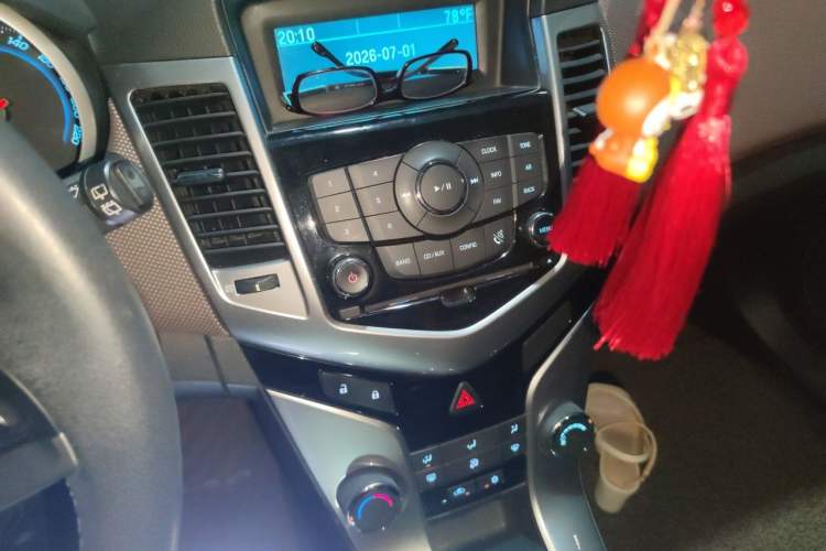 Used Chevrolet Cruze 2013 Hatchback 1.6L Manual Luxury Model Audio And AC Panel