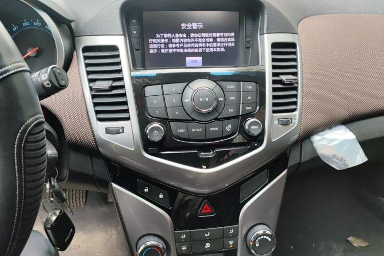 Used Chevrolet Cruze 2013 Hatchback 1.6L Manual Luxury Model Audio And AC Panel