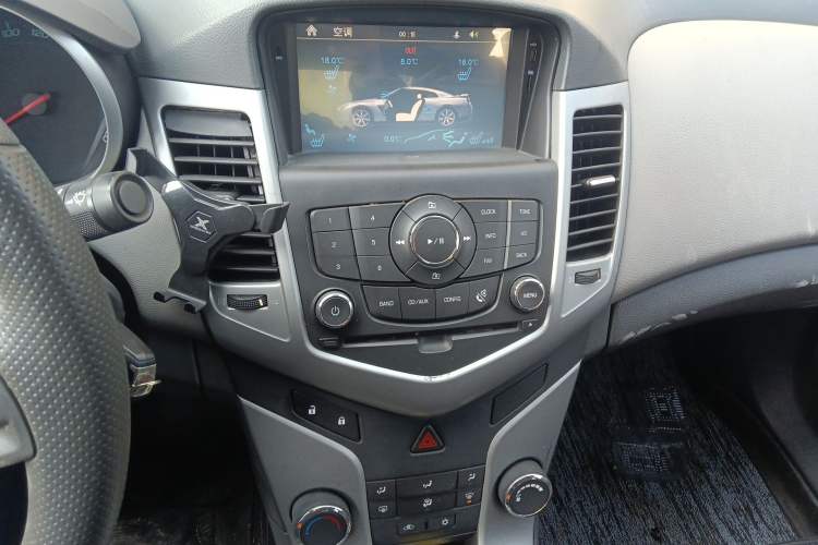 Used Chevrolet Cruze 2013 1.6L SL Sunroof Edition MT Audio And AC Panel