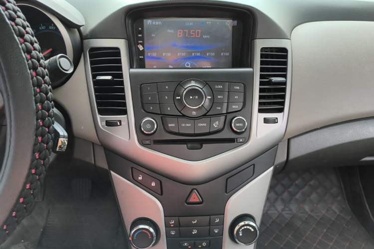 Used Chevrolet Cruze 2013 1.6L SL Sunroof Edition MT Audio And AC Panel