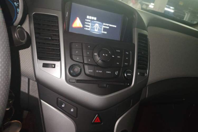 Used Chevrolet Cruze 2013 1.6L SE AT Audio And AC Panel
