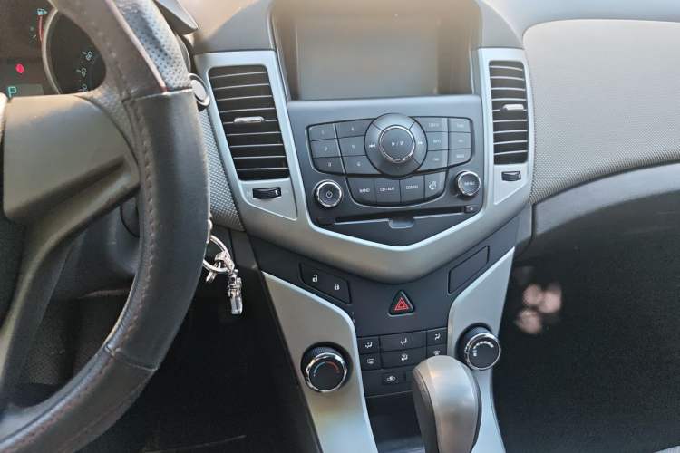 Used Chevrolet Cruze 2013 1.8L SE AT Audio And AC Panel