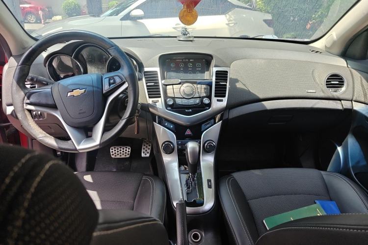 Used Chevrolet Cruze 2013 Hatchback 1.6T Automatic Flagship Model Center Console