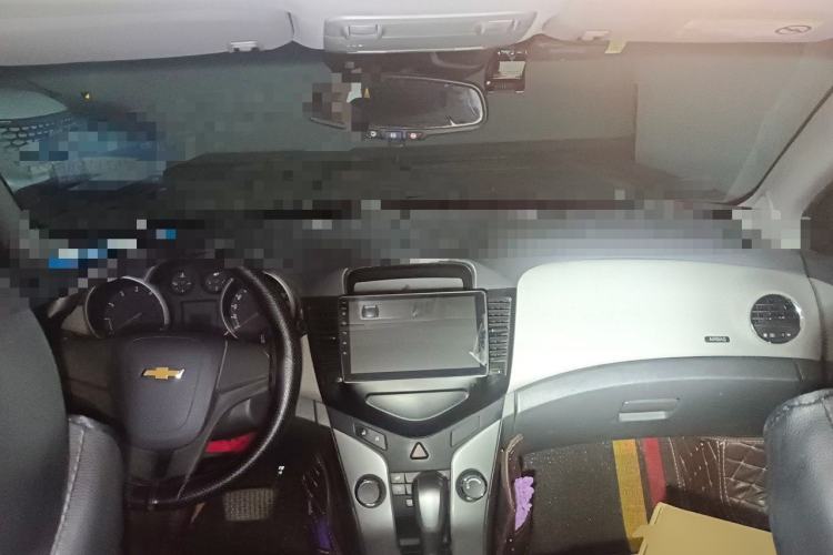 Used Chevrolet Cruze 2013 1.8L SE AT Center Console