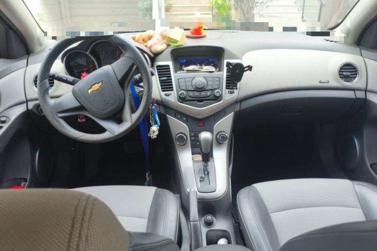 Used Chevrolet Cruze 2013 1.8L SE AT Center Console