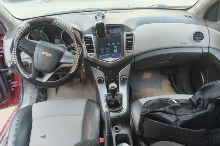 Used Chevrolet Cruze 2013 1.6L SE MT Center Console