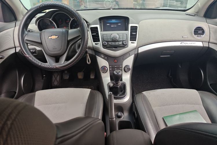 Used Chevrolet Cruze 2013 1.6L SE MT Center Console