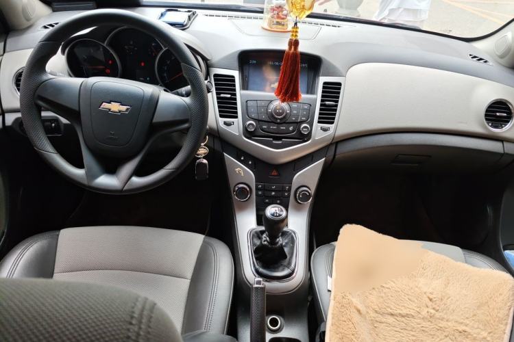 Used Chevrolet Cruze 2013 1.6L SL MT Center Console