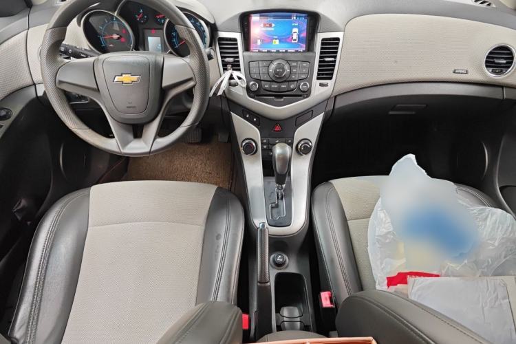 Used Chevrolet Cruze 2013 1.8L SE AT Center Console