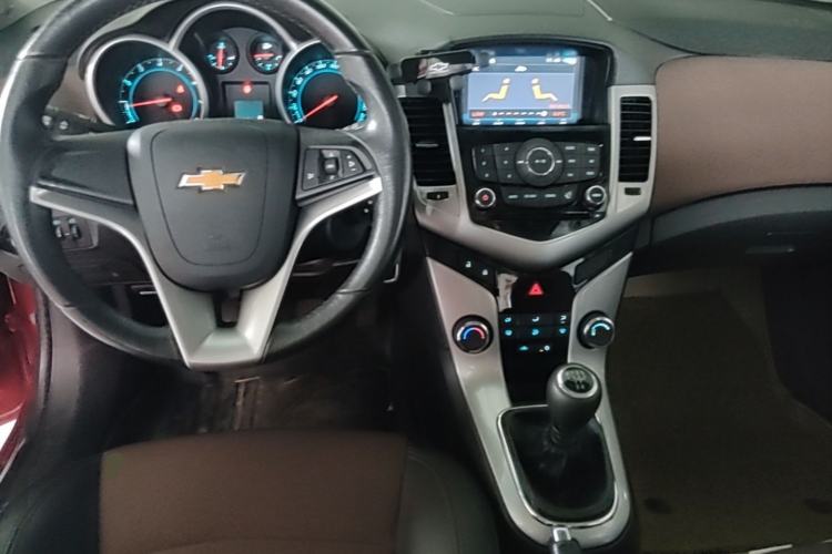 Used Chevrolet Cruze 2013 Hatchback 1.6L Manual Luxury Model Center Console