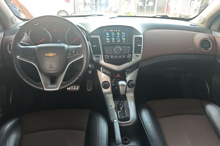 Used Chevrolet Cruze 2013 Hatchback 1.6L Automatic Luxury Model Center Console
