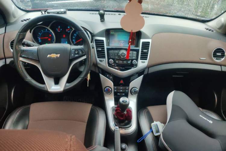 Used Chevrolet Cruze 2013 Hatchback 1.6L Manual Luxury Model Center Console