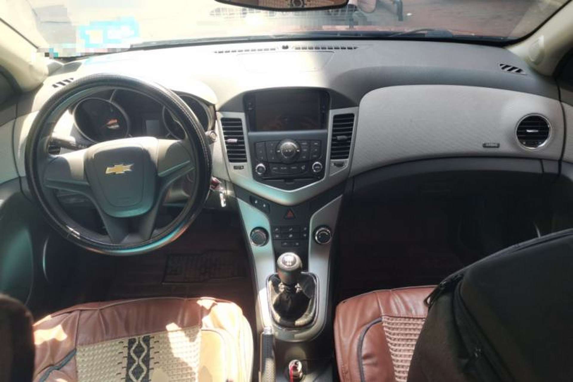 Used Chevrolet Cruze 2013 1.6L SE MT Center Console