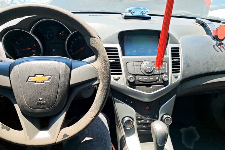 Used Chevrolet Cruze 2013 1.8L SE AT Center Console