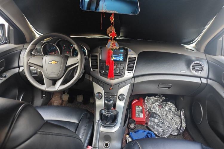 Used Chevrolet Cruze 2013 1.6L SE MT Center Console