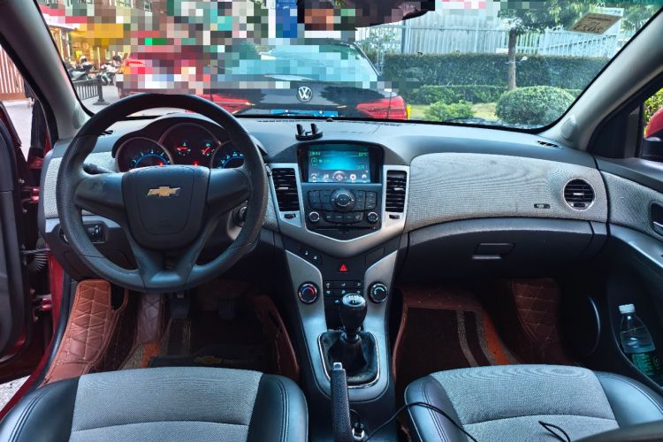 Used Chevrolet Cruze 2013 1.6L SE MT Center Console