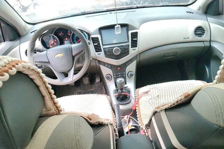 Used Chevrolet Cruze 2013 1.6L SE MT Center Console