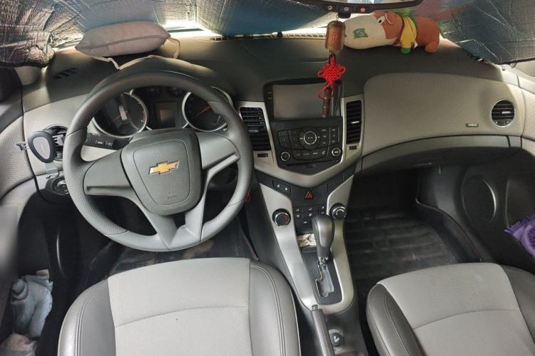 Used Chevrolet Cruze 2013 1.8L SE AT Center Console