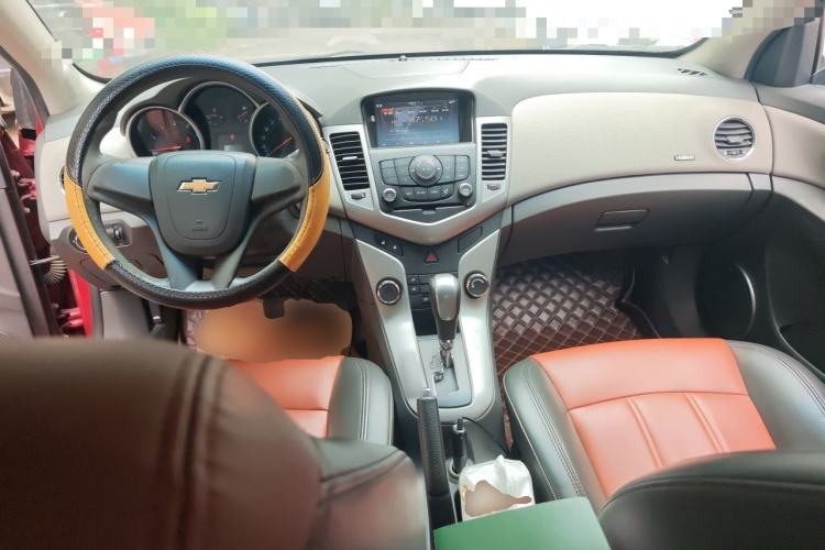 Used Chevrolet Cruze 2013 1.8L SE AT Center Console
