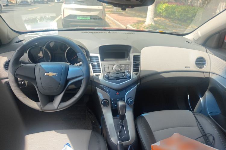 Used Chevrolet Cruze 2013 1.8L SE AT Center Console