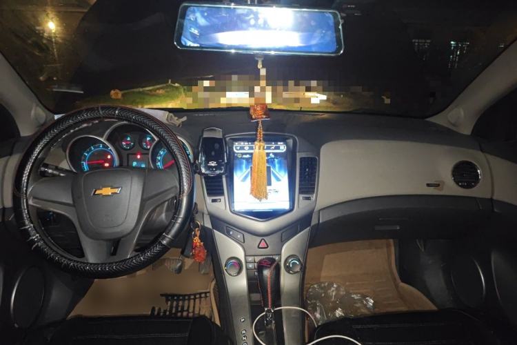 Used Chevrolet Cruze 2013 1.8L SE AT Center Console
