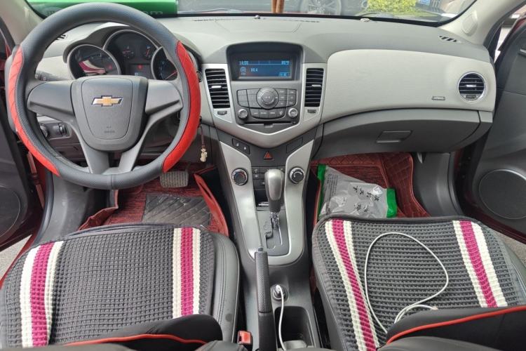 Used Chevrolet Cruze 2013 1.8L SE AT Center Console