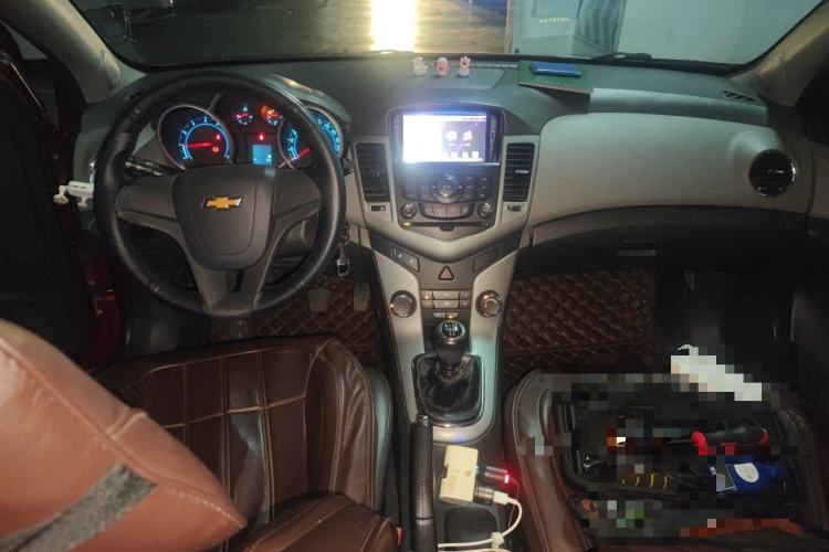 Used Chevrolet Cruze 2013 1.6L SL MT Center Console