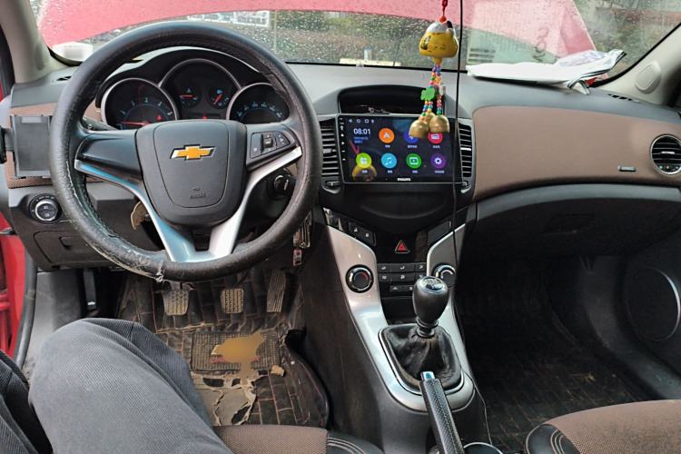 Used Chevrolet Cruze 2013 Hatchback 1.6L Manual Luxury Model Center Console