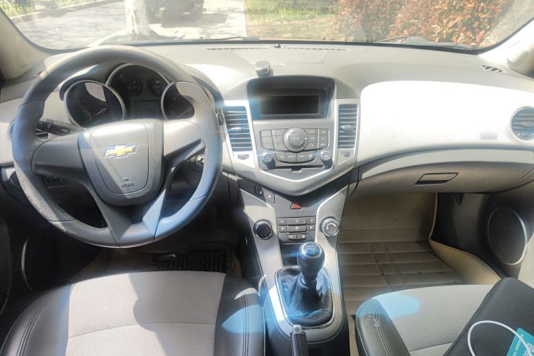 Used Chevrolet Cruze 2013 1.6L SL Grand Edition Manual Transmission Center Console