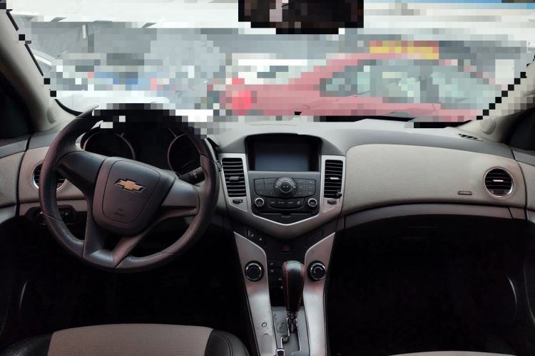 Used Chevrolet Cruze 2013 1.6L SE AT Center Console