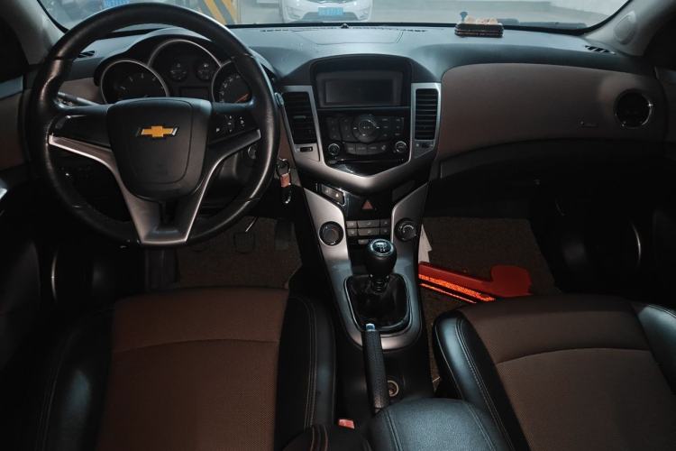 Used Chevrolet Cruze 2013 Hatchback 1.6L Manual Luxury Model Center Console