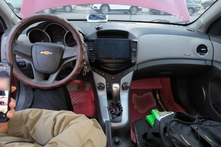 Used Chevrolet Cruze 2013 1.8L SE AT Center Console