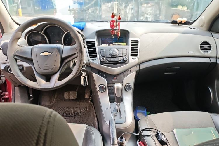 Used Chevrolet Cruze 2013 1.6L SE AT Center Console