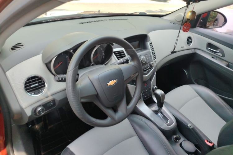 Used Chevrolet Cruze 2013 1.8L SE AT Center Console