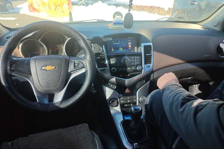 Used Chevrolet Cruze 2013 Hatchback 1.6L Manual Luxury Model Center Console