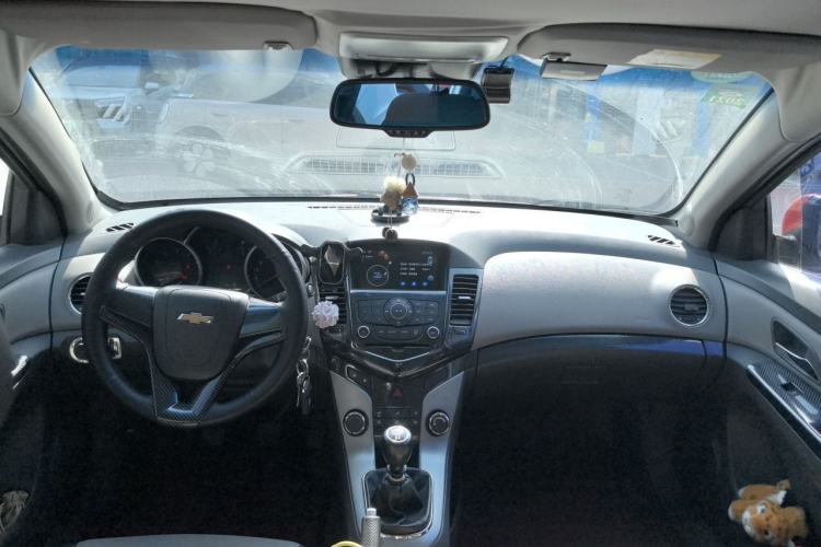 Used Chevrolet Cruze 2013 1.6L SL MT Center Console