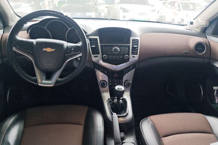 Used Chevrolet Cruze 2013 Hatchback 1.6L Manual Luxury Model Center Console