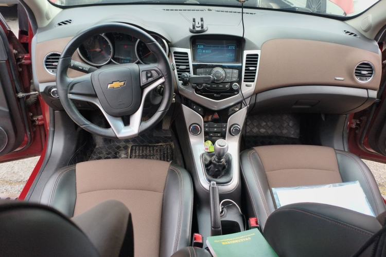 Used Chevrolet Cruze 2013 Hatchback 1.6L Manual Luxury Model Center Console
