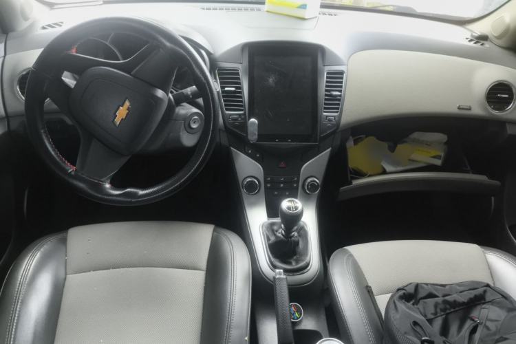 Used Chevrolet Cruze 2013 1.6L SE MT Center Console