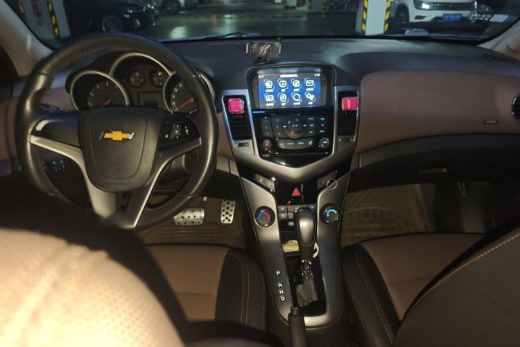 Used Chevrolet Cruze 2013 Hatchback 1.6L Automatic Luxury Model Center Console