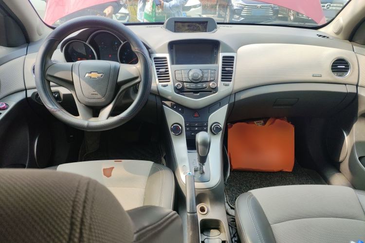Used Chevrolet Cruze 2013 1.8L SE AT Center Console
